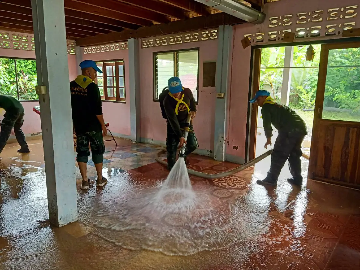 น่านหลายหมู่บ้านยังจมบาดาลจนท.เร่งช่วยเหลือฟื้นฟูเก็บเศษซากไม้