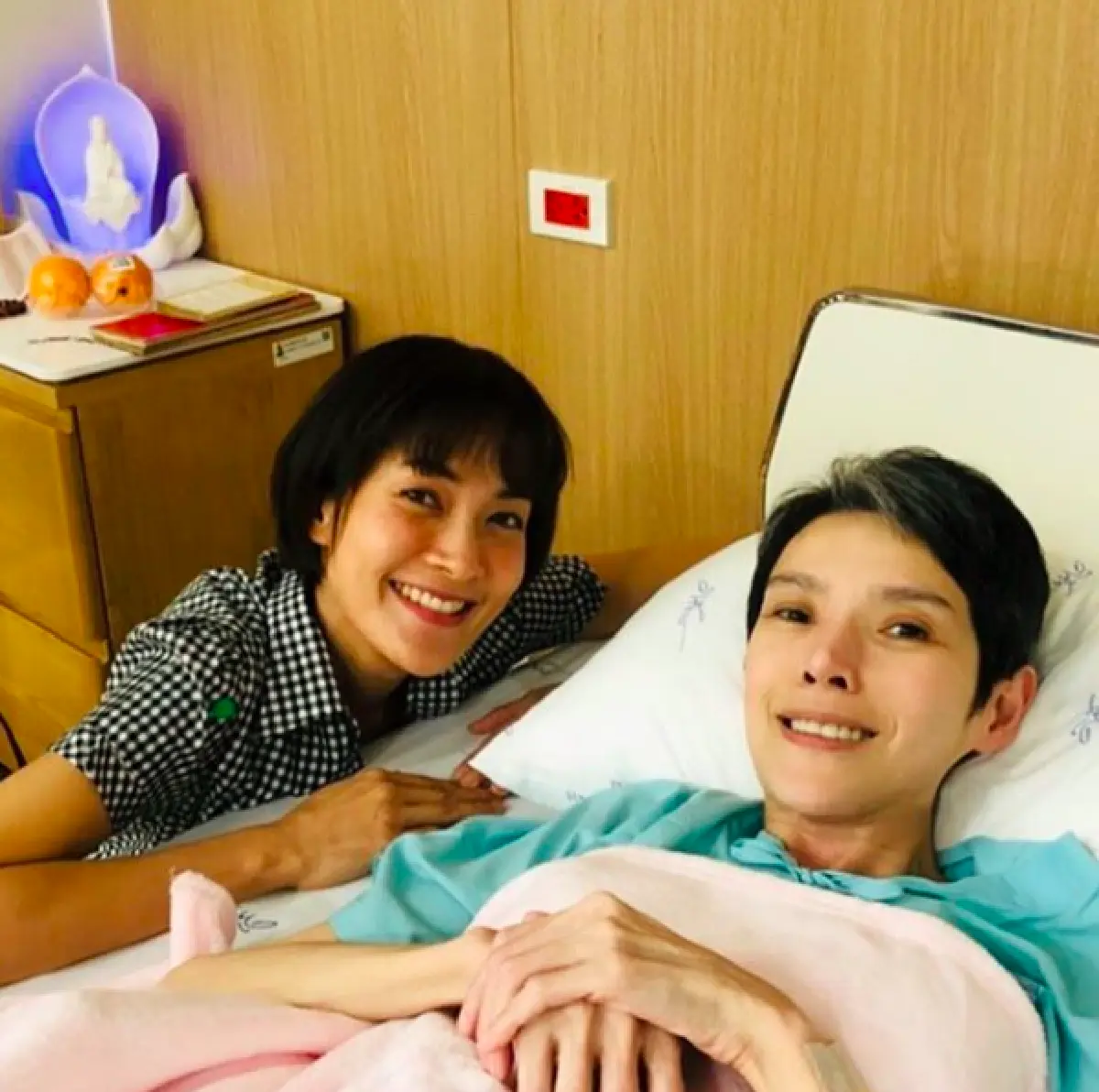 “นิ้ง กุลสตรี” ปลื้มใจ “นุ่น สินิทธา” มาเยี่ยมที่โรงพยาบาล พร้อมเล่าความหลังถึงน้อง