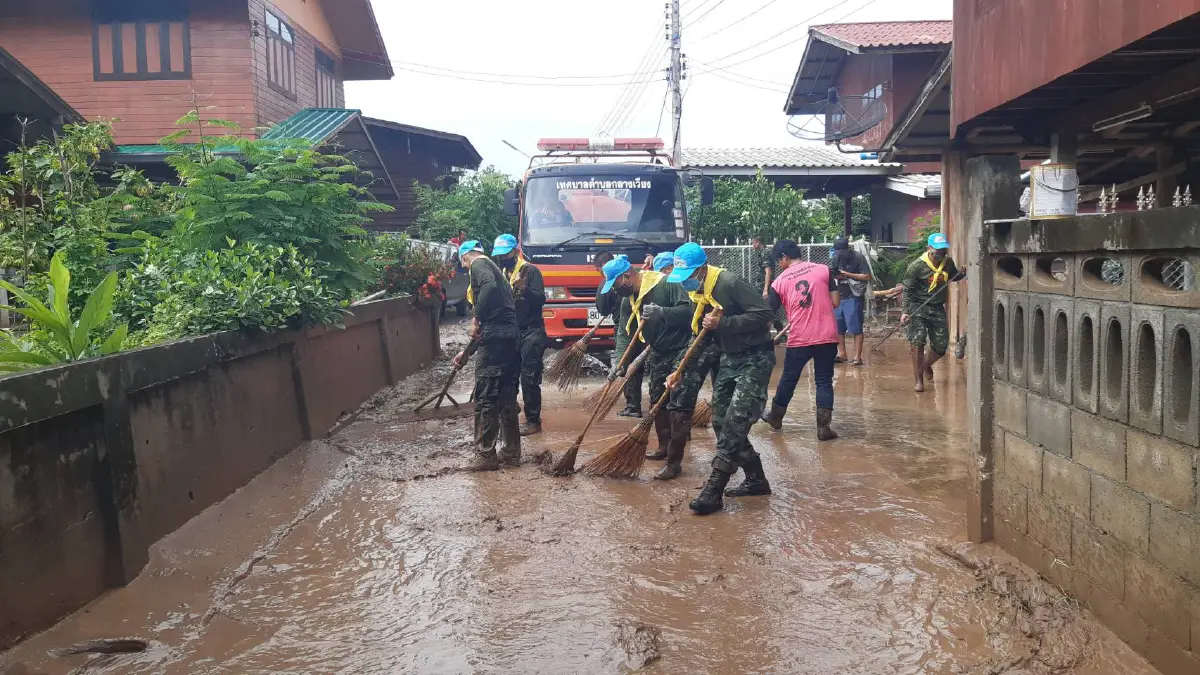 น่านหลายหมู่บ้านยังจมบาดาลจนท.เร่งช่วยเหลือฟื้นฟูเก็บเศษซากไม้