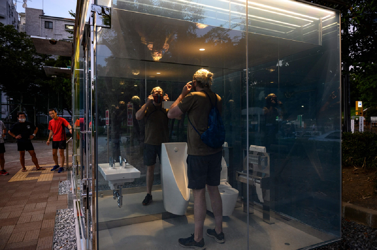 กล้าใช้ไหม โตเกียวตั้งห้องน้ำโปร่งใสใจกลางย่านชิบูย่า