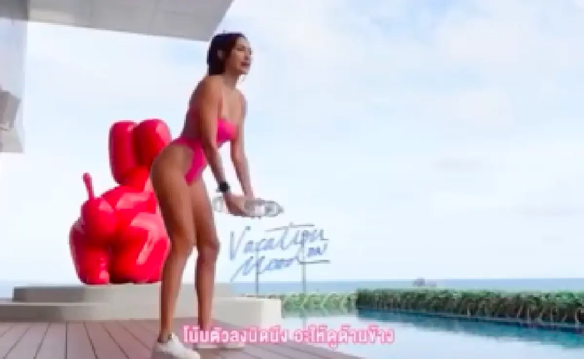 กราบหุ่นแม่! “โย ยศวดี” สวมชุดว่ายน้ำสีชมพูเว้าสูงหนักมาก สอนออกกำลังกาย 