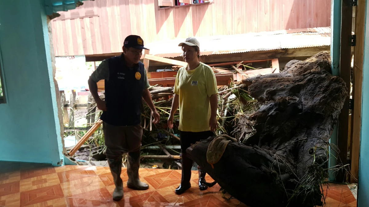 น่านหลายหมู่บ้านยังจมบาดาลจนท.เร่งช่วยเหลือฟื้นฟูเก็บเศษซากไม้