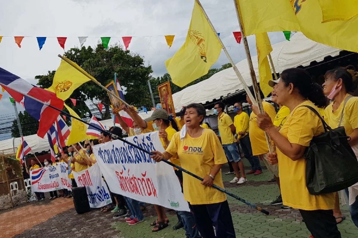 ม็อบปกป้องสถาบันเตือนกลุ่มปลดแอกระวังถูกหลอกใช้