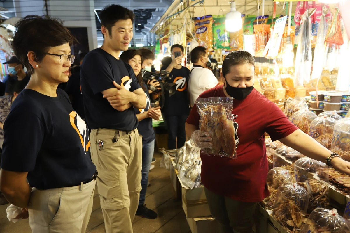 "ธนาธร"ลงพื้นที่ระยองตัดหน้าครม.สัญจรวันเดียวจี้รัฐบาลฟื้นศก.