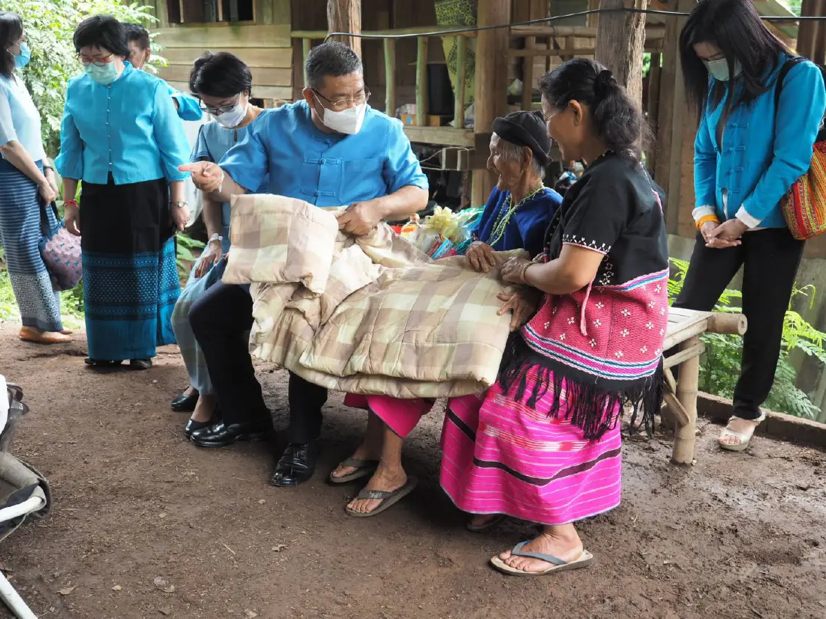 มอบบ้านให้กับครัวเรือนยากจนเพื่อถวายเป็นพระราชกุศล