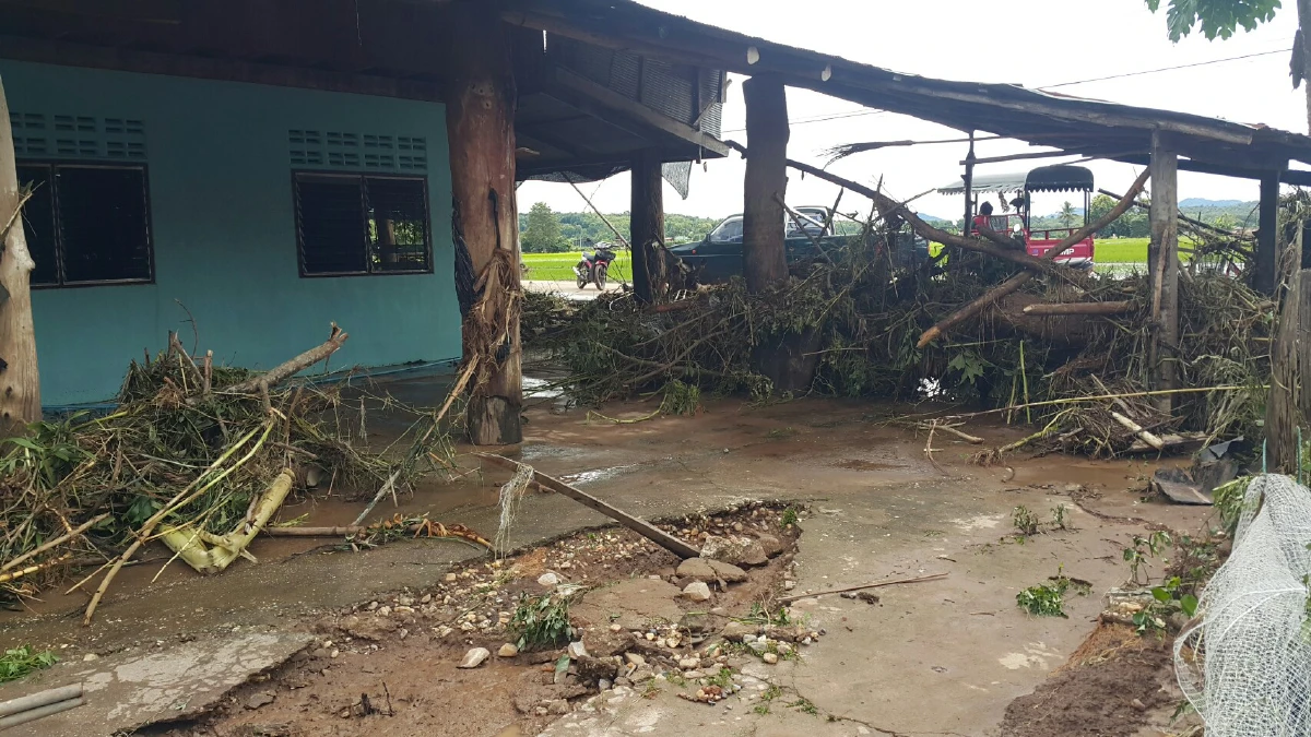 น่านหลายหมู่บ้านยังจมบาดาลจนท.เร่งช่วยเหลือฟื้นฟูเก็บเศษซากไม้