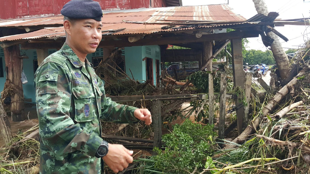 น่านหลายหมู่บ้านยังจมบาดาลจนท.เร่งช่วยเหลือฟื้นฟูเก็บเศษซากไม้