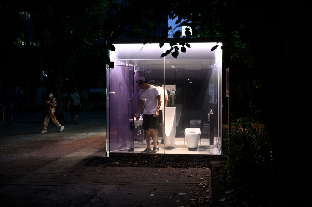 กล้าใช้ไหม โตเกียวตั้งห้องน้ำโปร่งใสใจกลางย่านชิบูย่า