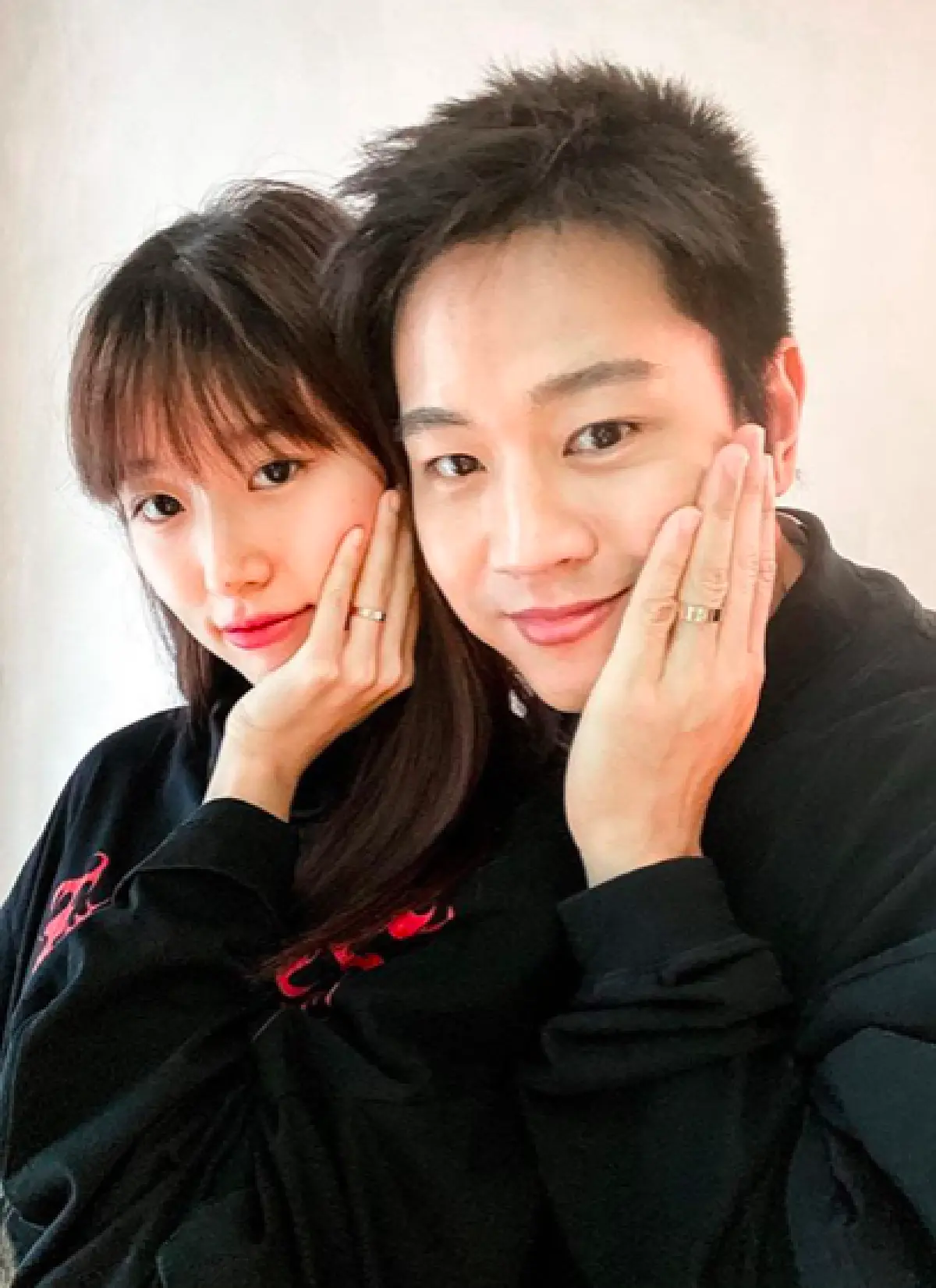 “แก้ว จริญญา” นานๆ เซ็กซี่ที โชว์แผ่นหลัง-เรียวขาขาวเนียนเซ็กซี่เบาๆ 