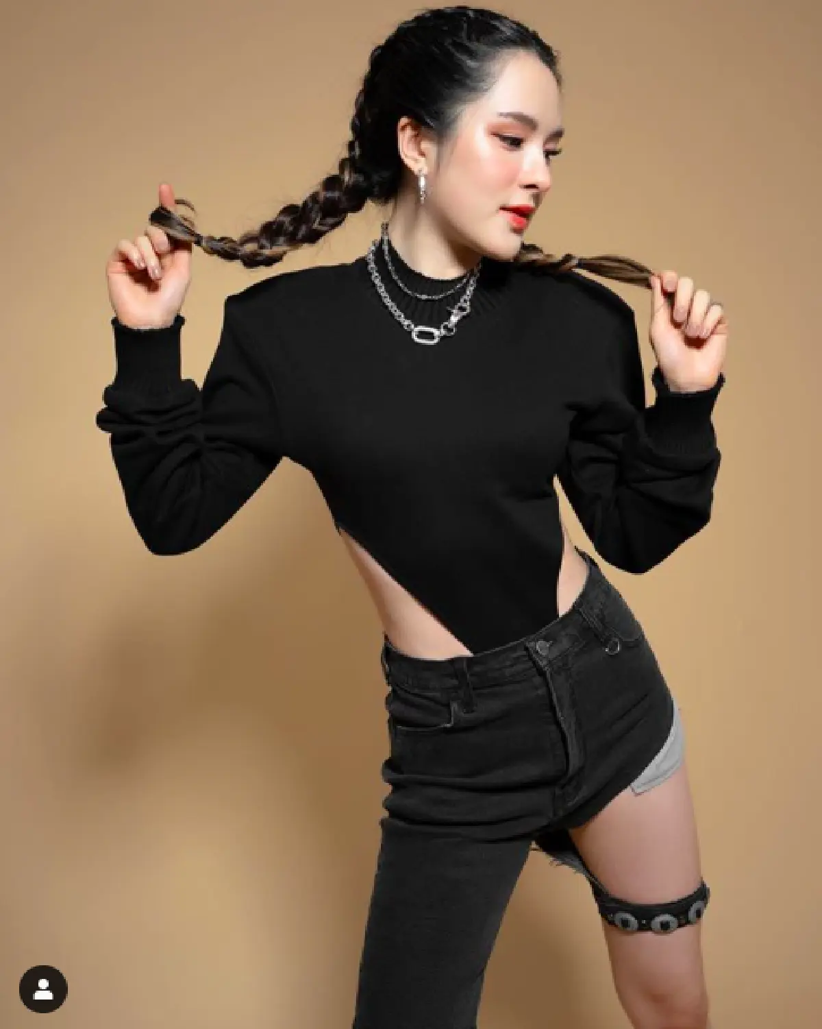 “ปันปัน” ความแซ่บพุ่งสูงปรี๊ด ใส่เสื้ออวดแผ่นหลังขาวเนียนทำหัวใจวูบวาบ