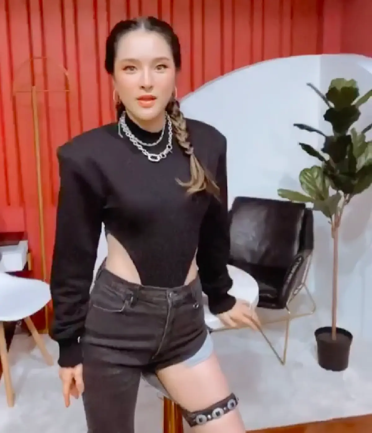 “ปันปัน” ความแซ่บพุ่งสูงปรี๊ด ใส่เสื้ออวดแผ่นหลังขาวเนียนทำหัวใจวูบวาบ