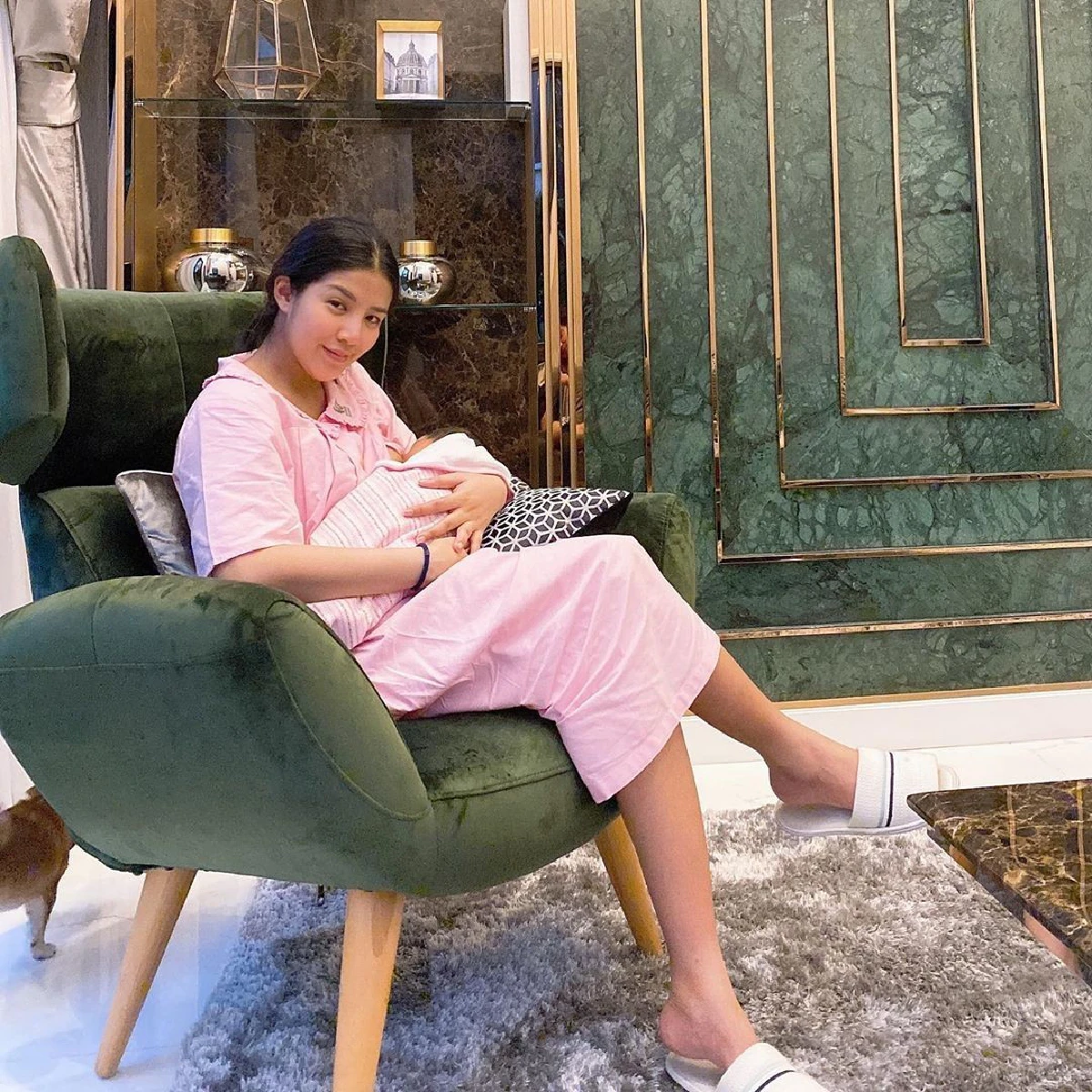 “ใบเตย อาร์สยาม” นั่งอุ้มลูกสาว จู่ๆ ก็ปล่อยโฮออกมา ทำเอา “ดีเจแมน-ลุกซ์” ถึงกับงง! 