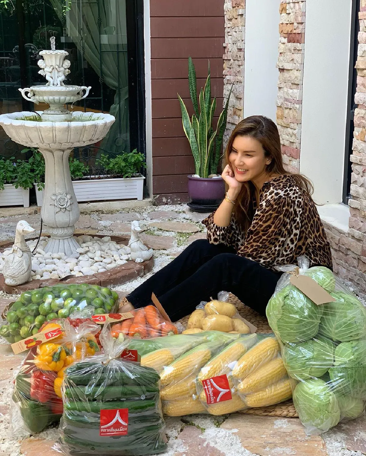 ดารา นักแสดง ชวนร่วมอุดหนุนเกษตรกร ซื้อผักที่ตลาดสี่มุมเมือง ย้ำ “คุณภาพดี-ราคายุติธรรม”