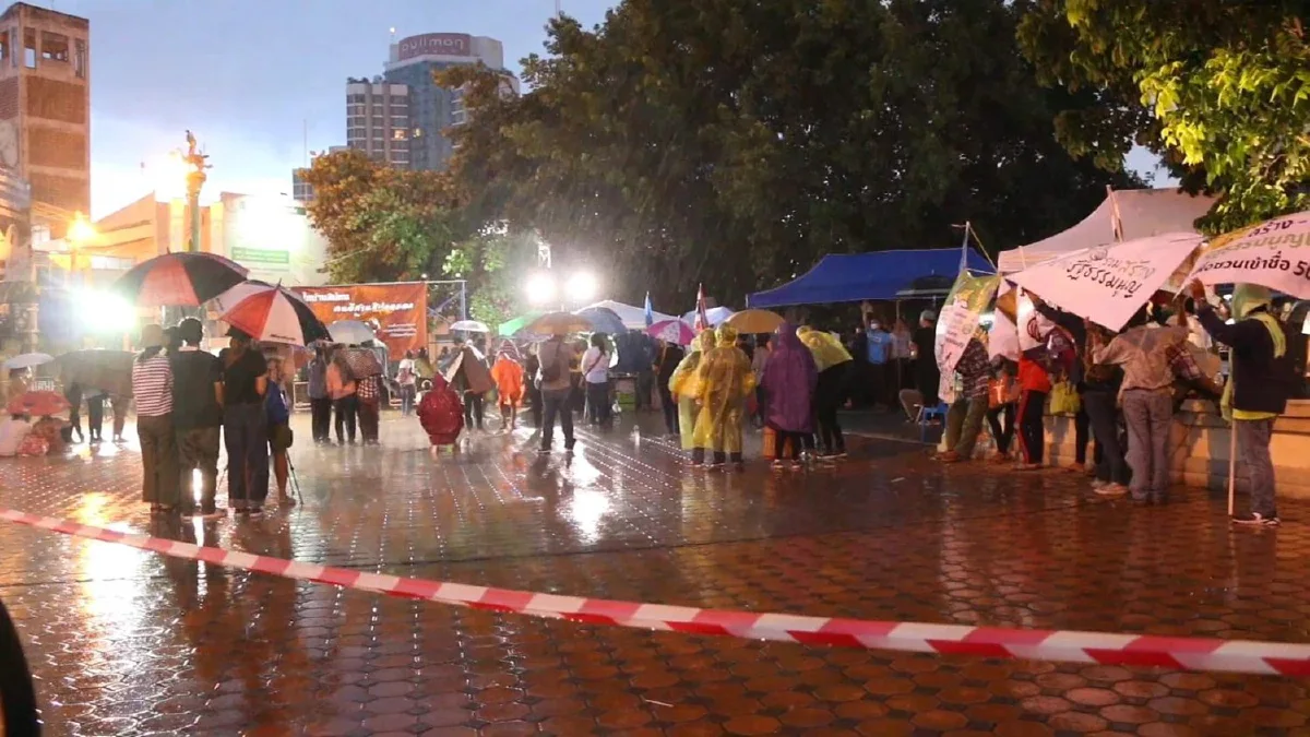 กลุ่มนปป.ปักหลักชุมนุมกลางฝน จี้นายกฯลาออก-ยุบสภา