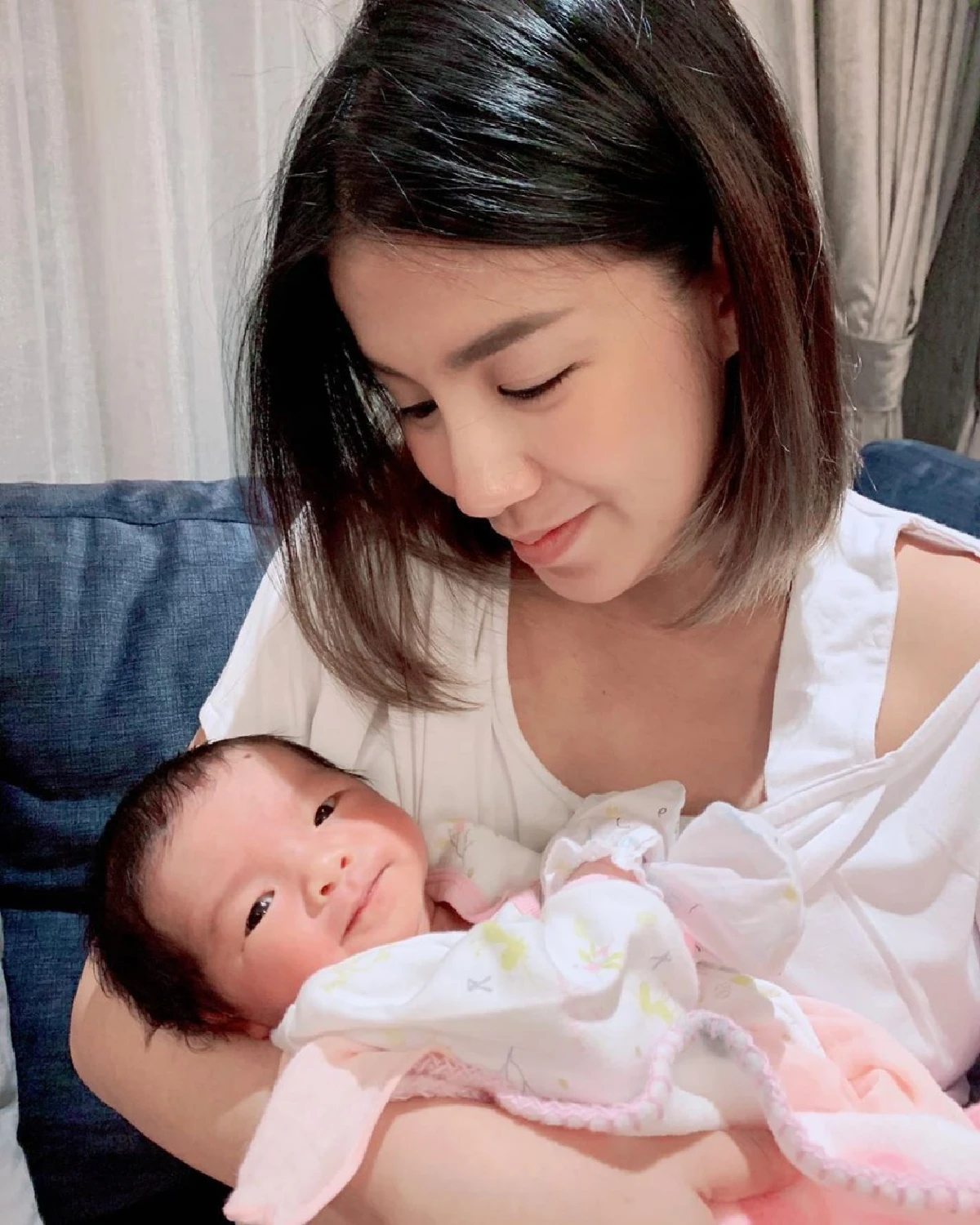 “ใบเตย อาร์สยาม” นั่งอุ้มลูกสาว จู่ๆ ก็ปล่อยโฮออกมา ทำเอา “ดีเจแมน-ลุกซ์” ถึงกับงง! 