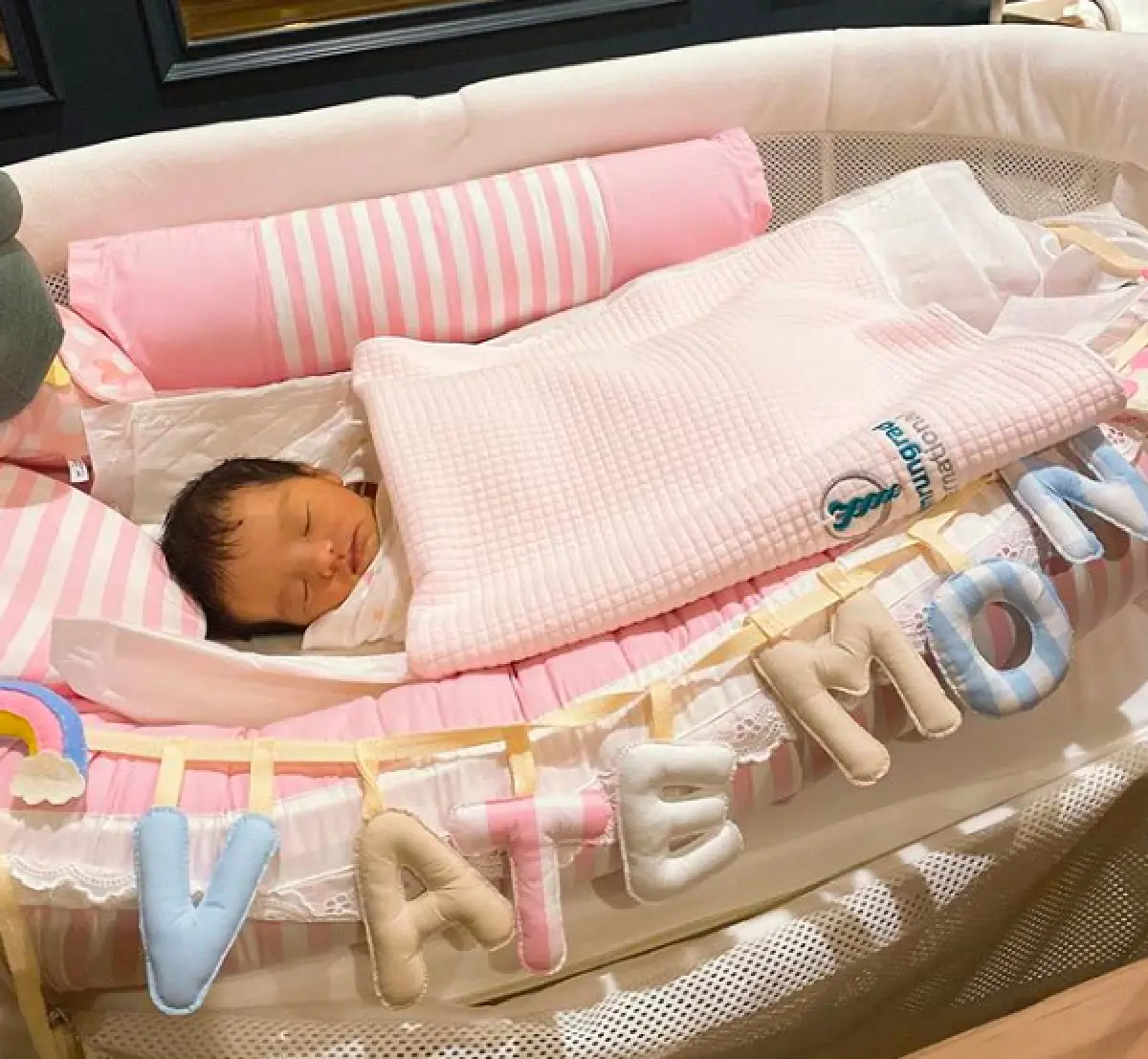 “ใบเตย อาร์สยาม” นั่งอุ้มลูกสาว จู่ๆ ก็ปล่อยโฮออกมา ทำเอา “ดีเจแมน-ลุกซ์” ถึงกับงง! 