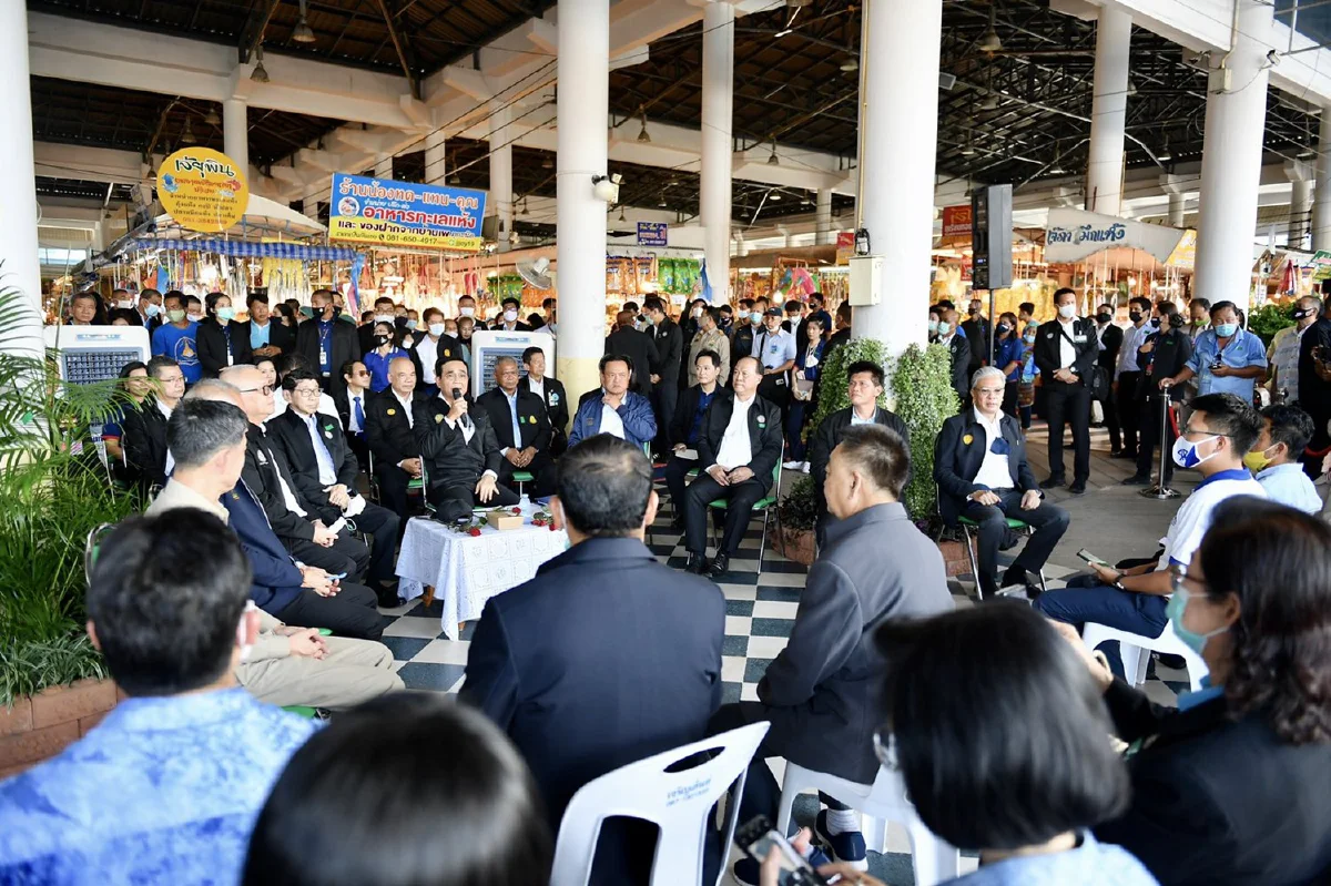 นายกฯเยือนตลาดดังเมืองระยอง ย้ำรับฟังทุกฝ่าย-แก้ปัญหาทุกกลุ่มเต็มที่