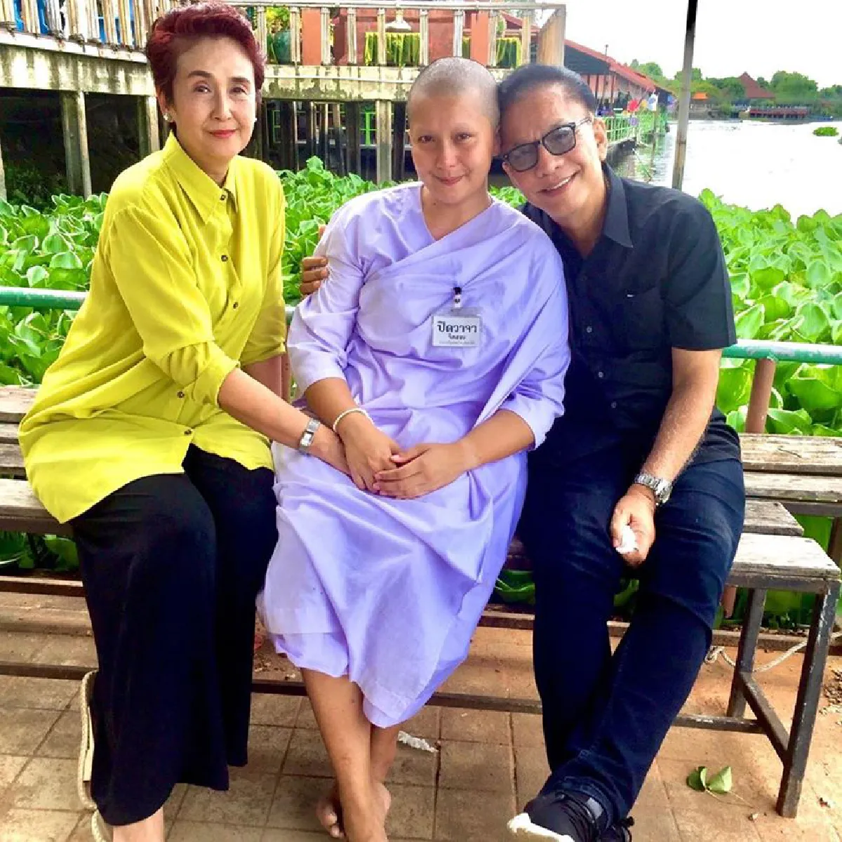 “ดิ๊งค์ กมลชนก” ลูกสาว ”สุรชัย สมบัติเจริญ” ปลงผมบวชชี ตอบแทนพระคุณพ่อ