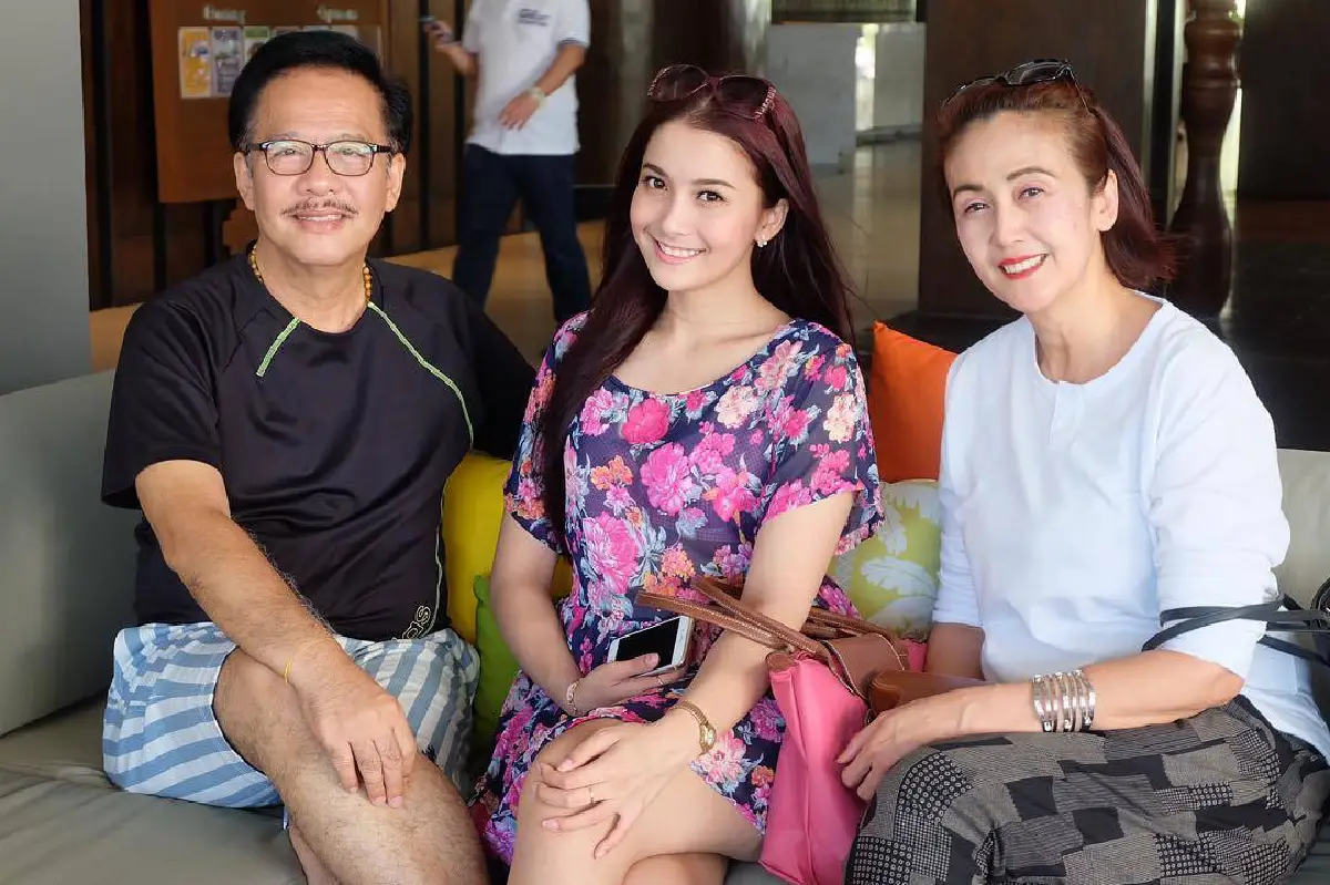 “ดิ๊งค์ กมลชนก” ลูกสาว ”สุรชัย สมบัติเจริญ” ปลงผมบวชชี ตอบแทนพระคุณพ่อ