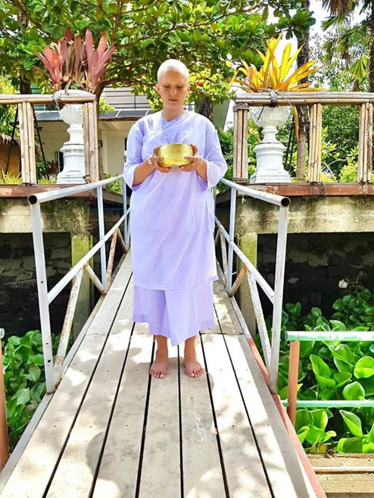 “ดิ๊งค์ กมลชนก” ลูกสาว ”สุรชัย สมบัติเจริญ” ปลงผมบวชชี ตอบแทนพระคุณพ่อ