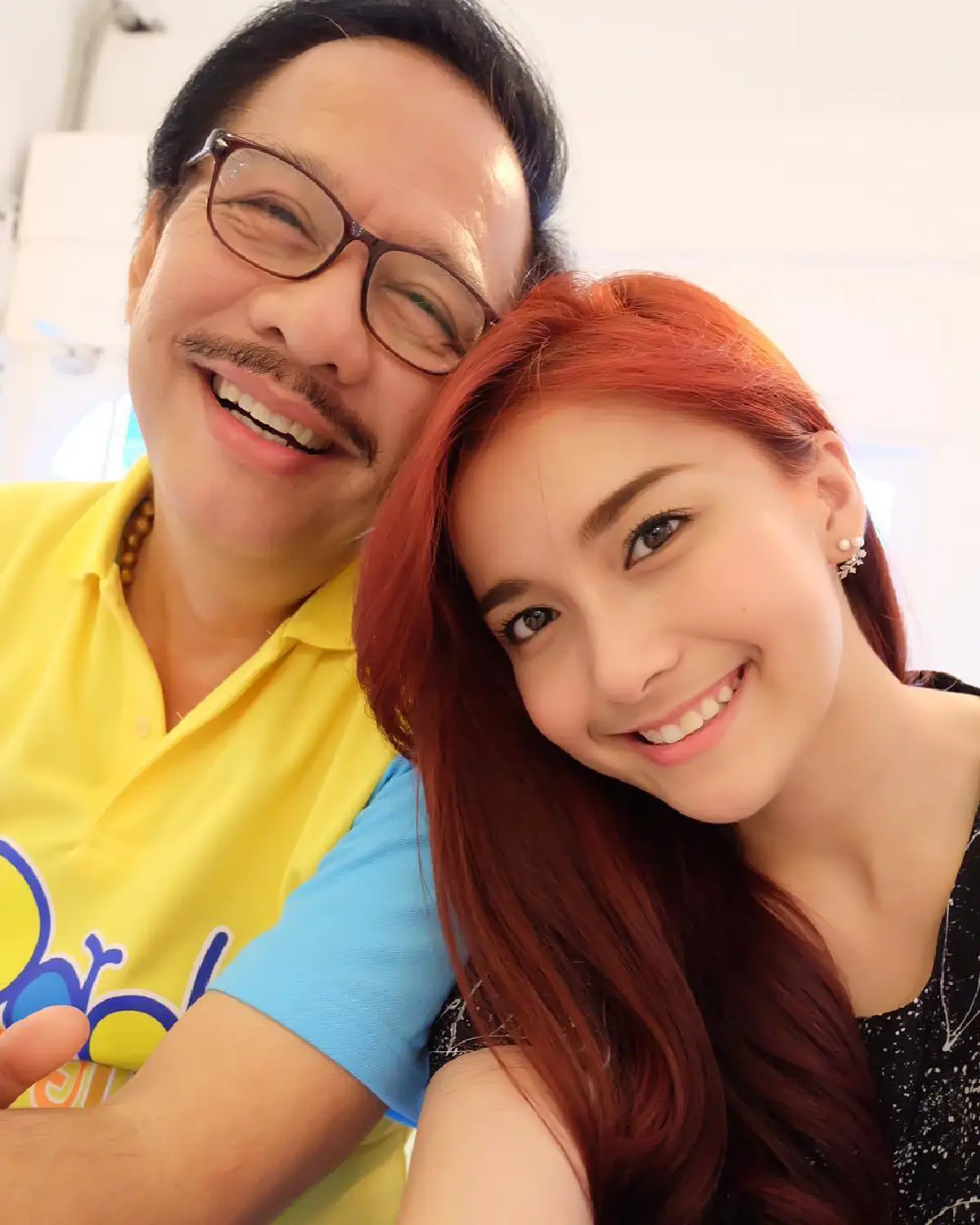 “ดิ๊งค์ กมลชนก” ลูกสาว ”สุรชัย สมบัติเจริญ” ปลงผมบวชชี ตอบแทนพระคุณพ่อ