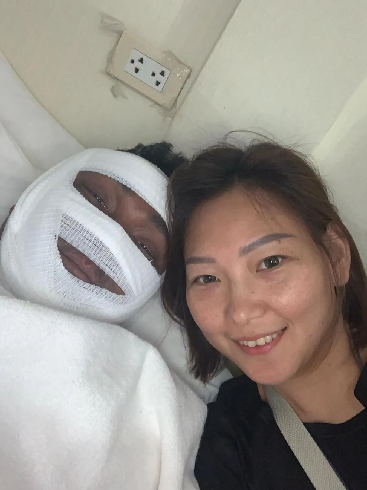 วินัย ไกรบุตร เผยภาพพันผ้าก็อซบริเวณใบหน้า บำบัดอาการป่วยต่อเนื่อง