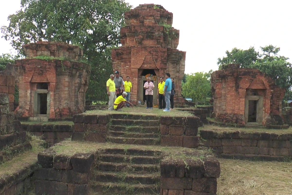 ชาวโนนดินแดงวอนนำทับหลังกลับมาไว้ปราสาทหนองหงส์ 