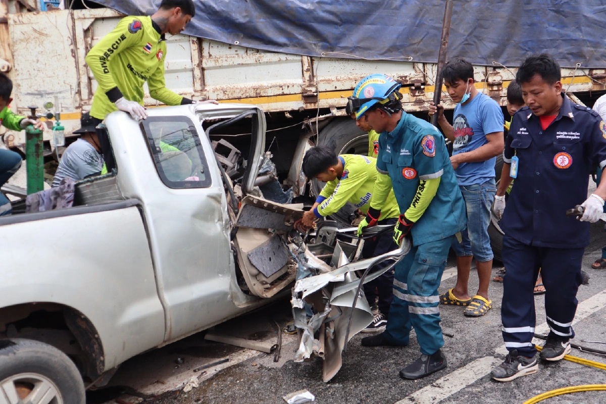 กระบะแซงซ้ายทางขึ้นเขาชนท้ายรถ10ล้อตาย2เจ็บสาหัส1