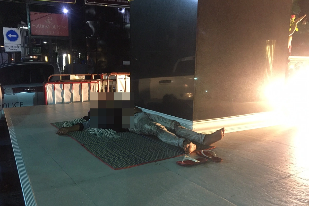 กลุ่มคนเร่ร่อนขอทานเกลื่อนเมืองพัทยา