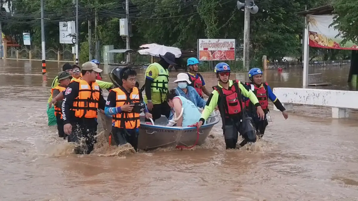 เปิดภาพมุมสูงน้ำท่วมสุโขทัย 3อำเภอยังอ่วม!