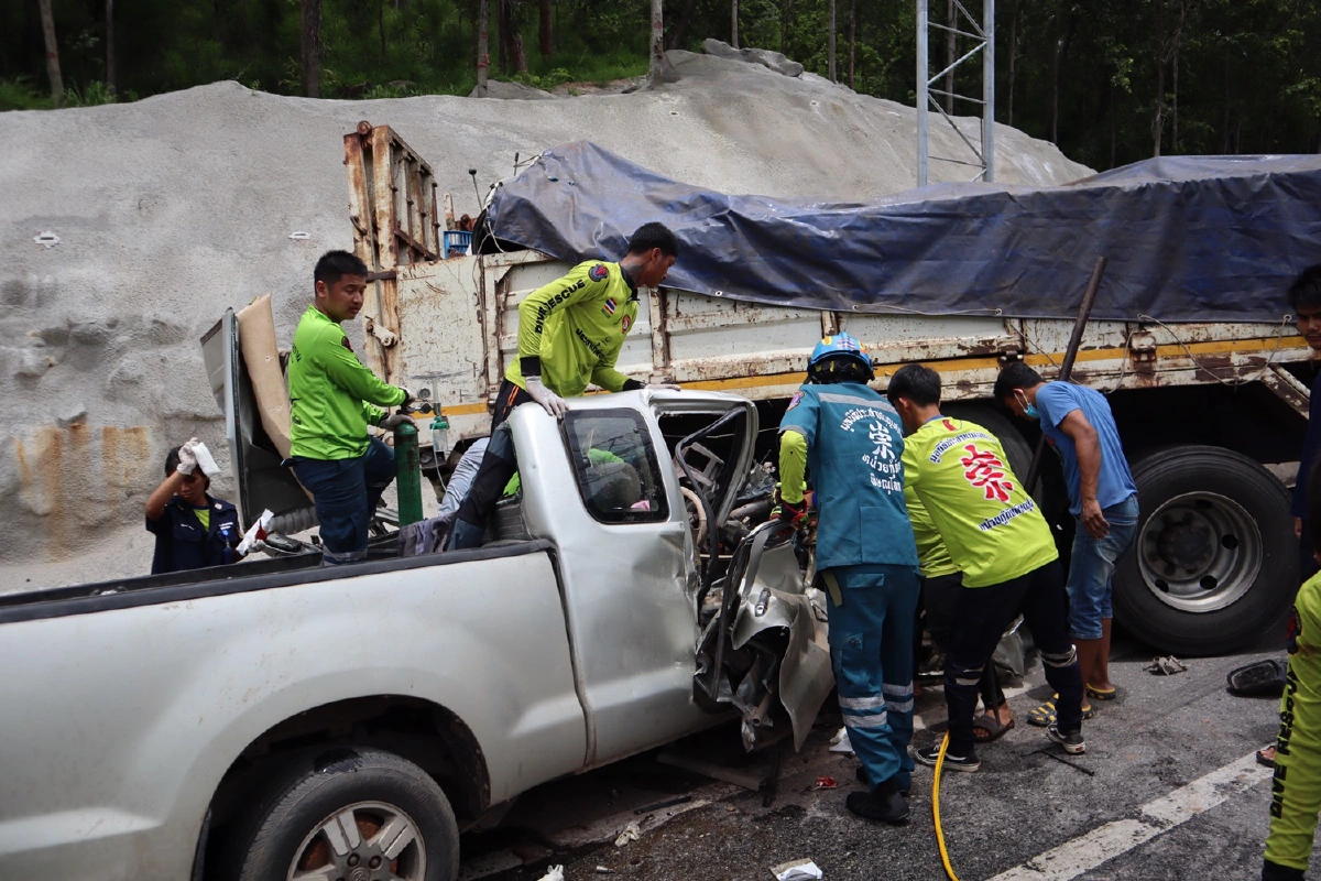 กระบะแซงซ้ายทางขึ้นเขาชนท้ายรถ10ล้อตาย2เจ็บสาหัส1