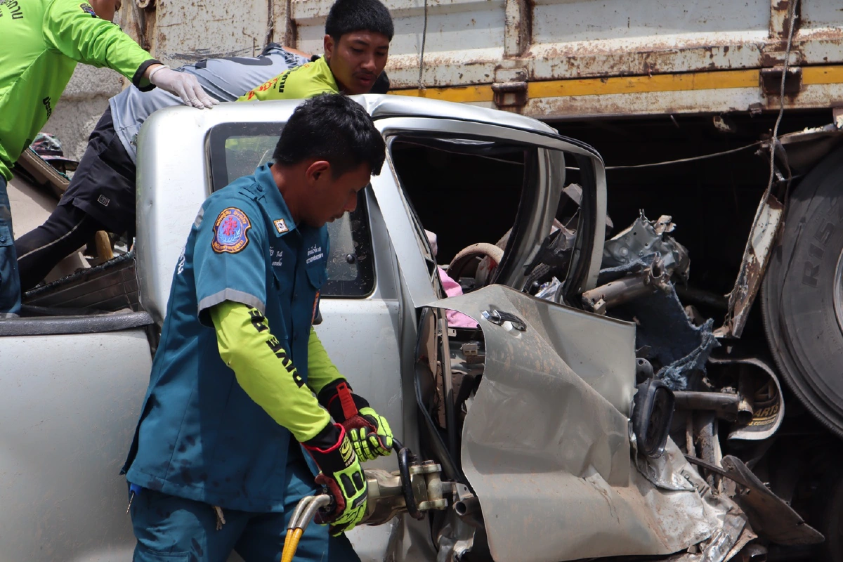 กระบะแซงซ้ายทางขึ้นเขาชนท้ายรถ10ล้อตาย2เจ็บสาหัส1