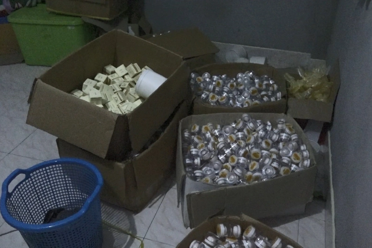 เจ้าหน้าที่ยึดเครื่องสำอางปลอม มูลค่ากว่า2ล้านบาท เร่งตรวจสอบสารปนเปื้อนอันตราย