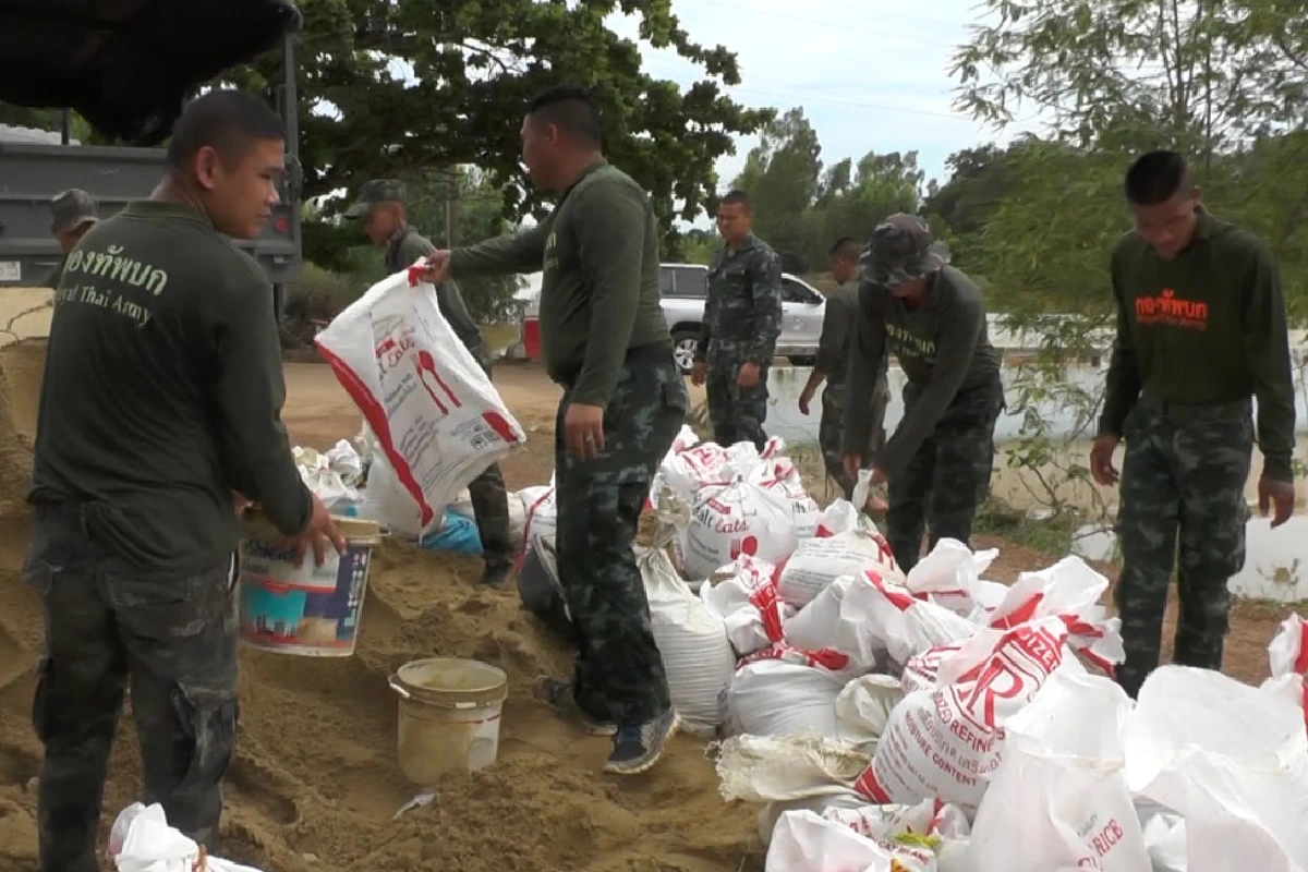 มวลน้ำสุโขทัยไหลท่วมพรหมพิราม