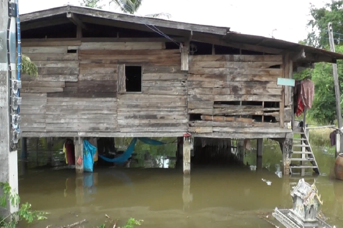 มวลน้ำสุโขทัยไหลท่วมพรหมพิราม