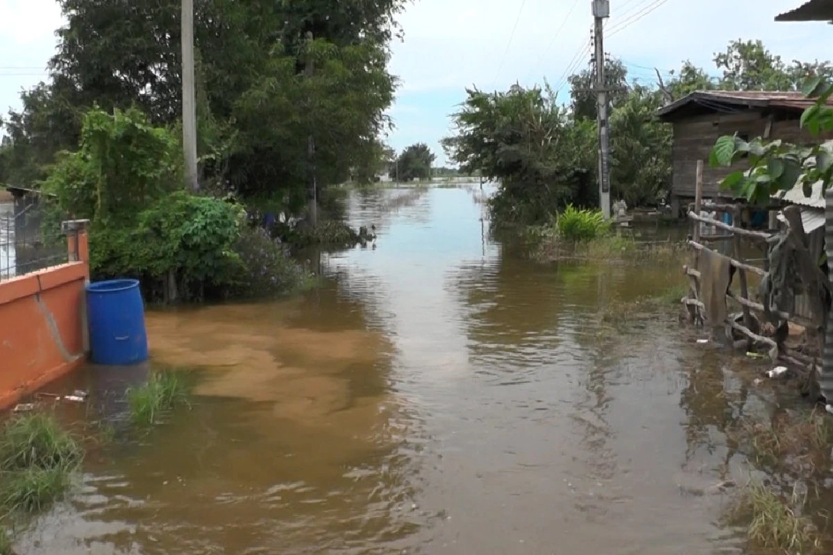 มวลน้ำสุโขทัยไหลท่วมพรหมพิราม