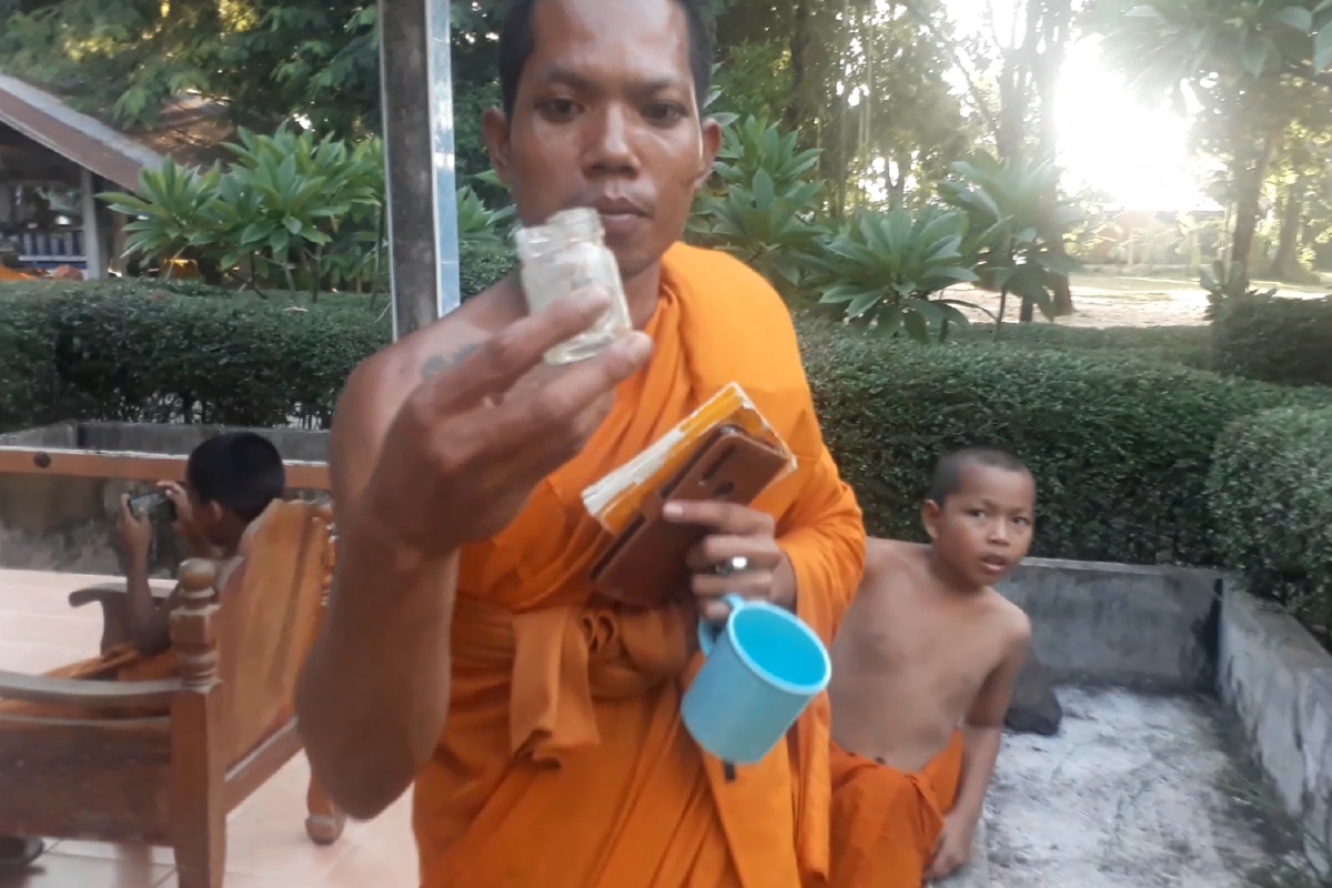 มิจฉาชีพหลอกพระทำฟันใช้กาวอุดข้ามวันหลุดแจ้งตำรวจสามวันแล้วยังไม่มาตรวจสอบ มิจฉาชีพหลอกพระทำฟันใช้กาวอุดข้ามวันหลุดแจ้งตำรวจสามวันแล้วยังไม่มาตรวจสอบ