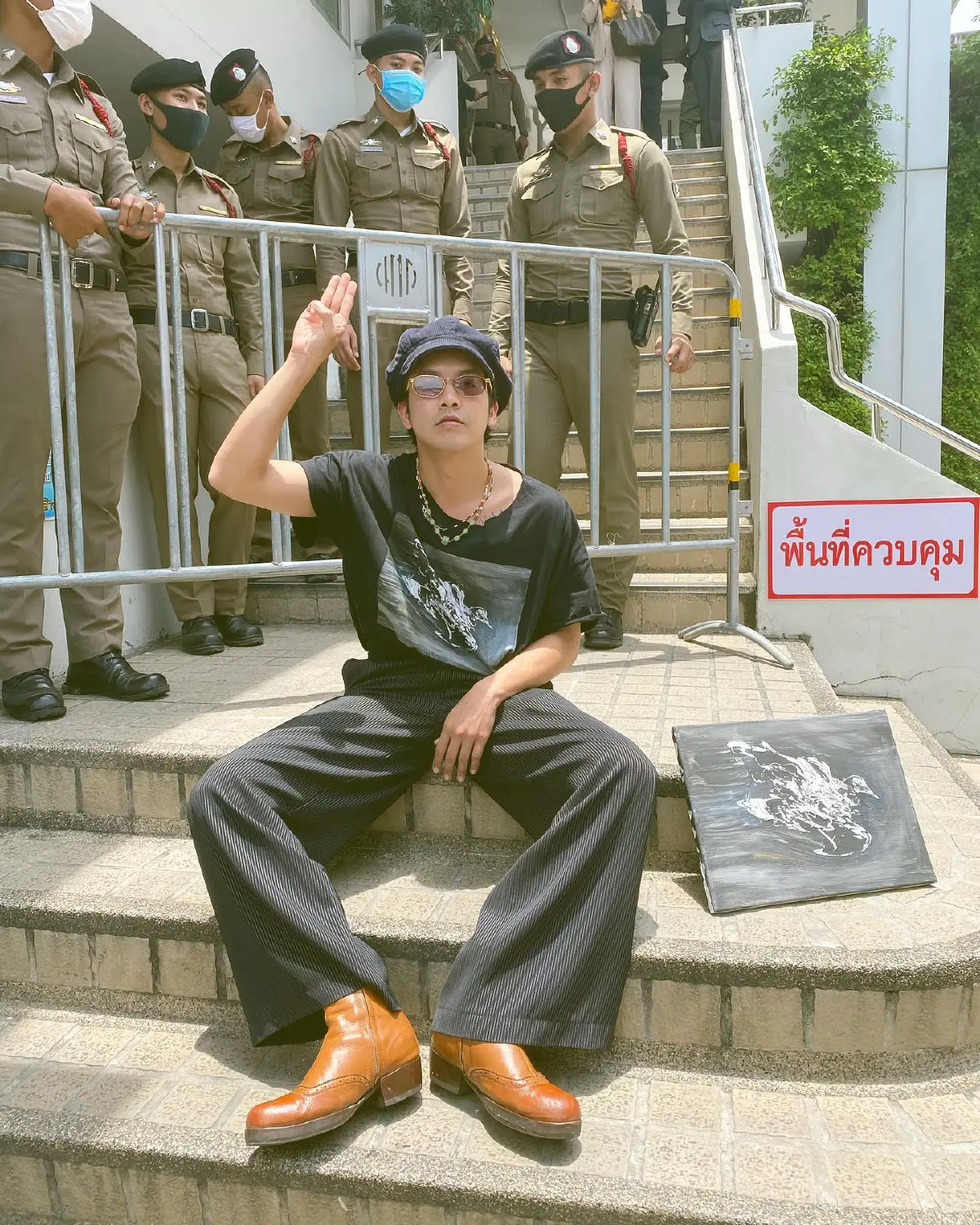 แอมมี่ The Bottom Blues สาดสีใส่ตำรวจ ตอบโต้ด้วยศิลปะ...หลังประชาชนถูกป้ายสีมามากแล้ว