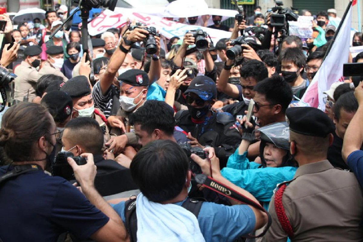 วุ่น! มวลชนฝ่าแผงเหล็ก บุกสน.สำราญราษฎร์- "แอมมี่"สาดสีใส่ตร.