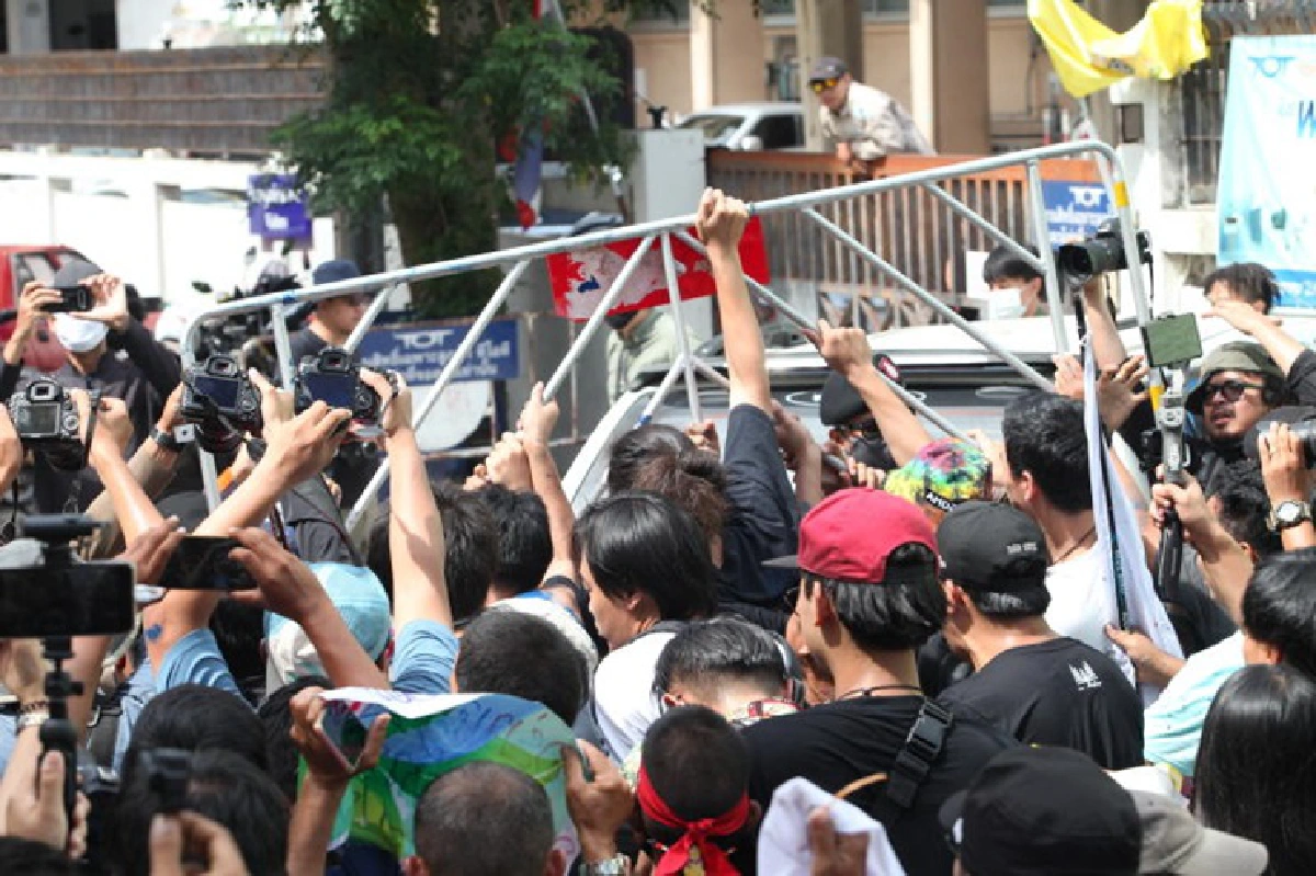 วุ่น! มวลชนฝ่าแผงเหล็ก บุกสน.สำราญราษฎร์- "แอมมี่"สาดสีใส่ตร.