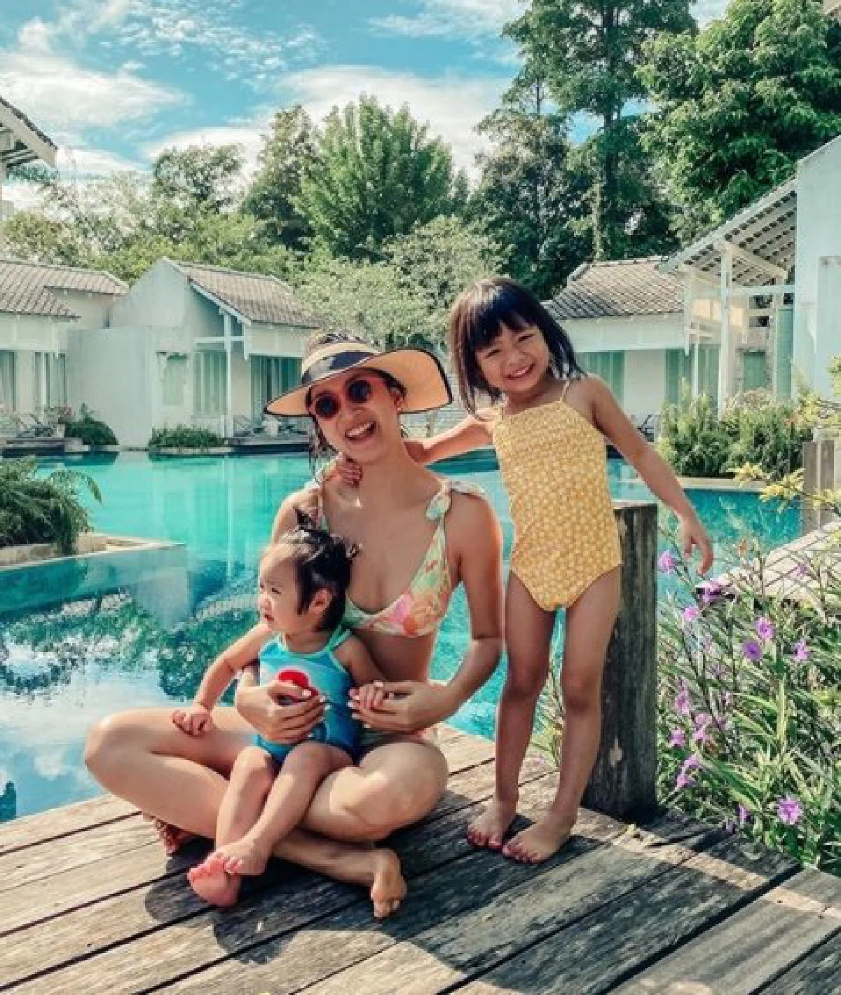 เซ็กซี่นานๆที แพนเค้ก เขมนิจ นุ่งทูพีซเล่นน้ำเริงร่ากันหลานๆ 