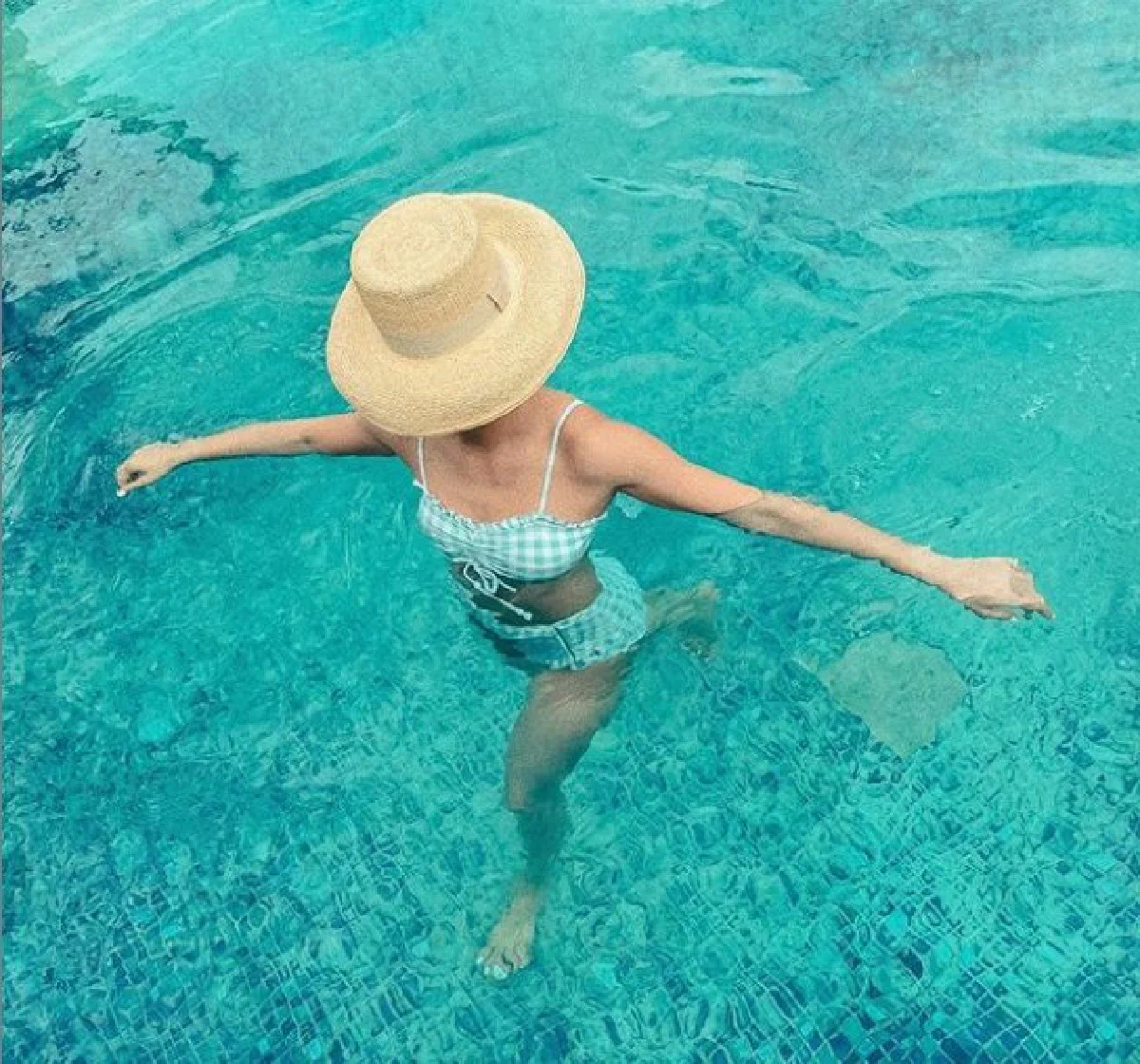 เซ็กซี่นานๆที แพนเค้ก เขมนิจ นุ่งทูพีซเล่นน้ำเริงร่ากันหลานๆ 