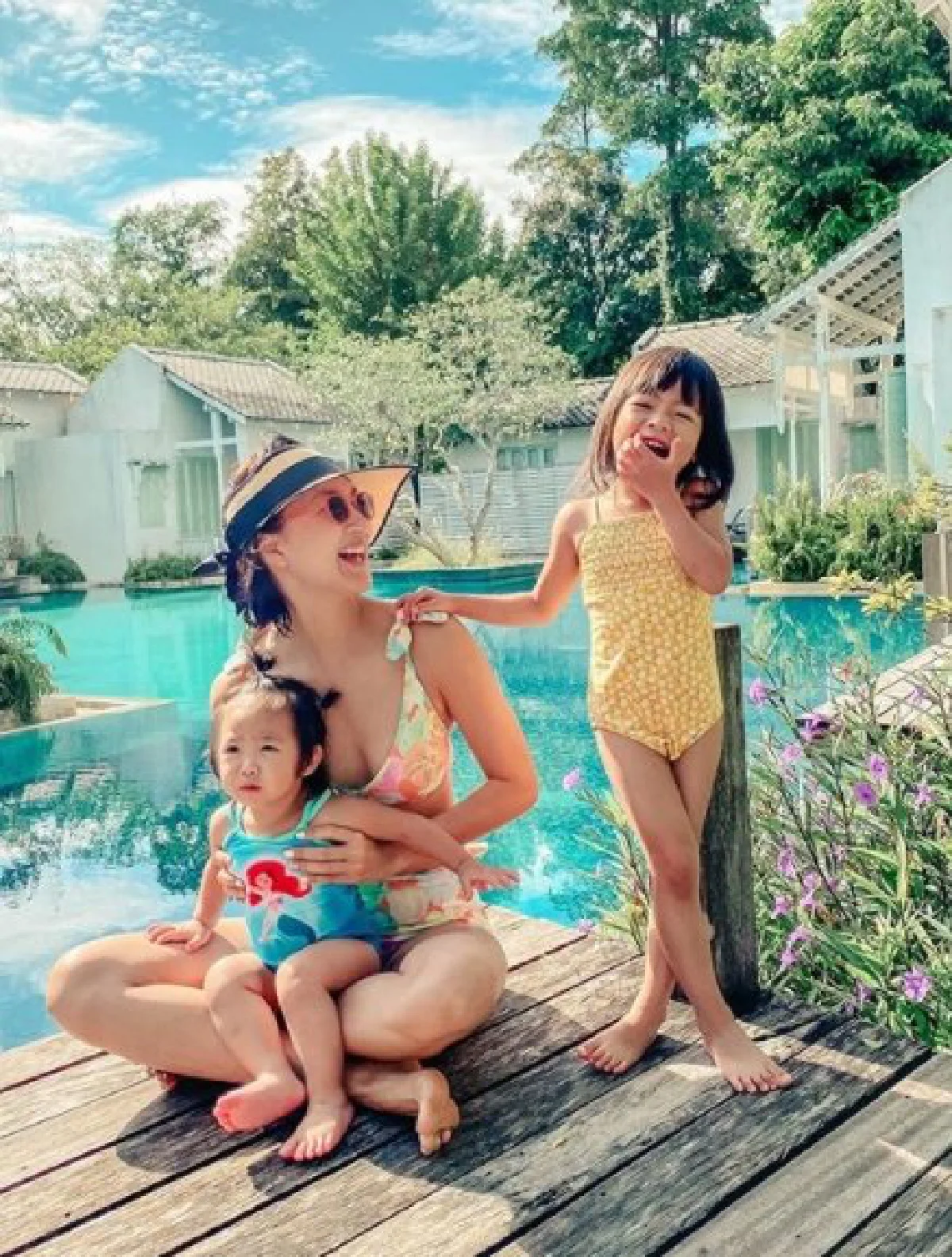 เซ็กซี่นานๆที แพนเค้ก เขมนิจ นุ่งทูพีซเล่นน้ำเริงร่ากันหลานๆ 