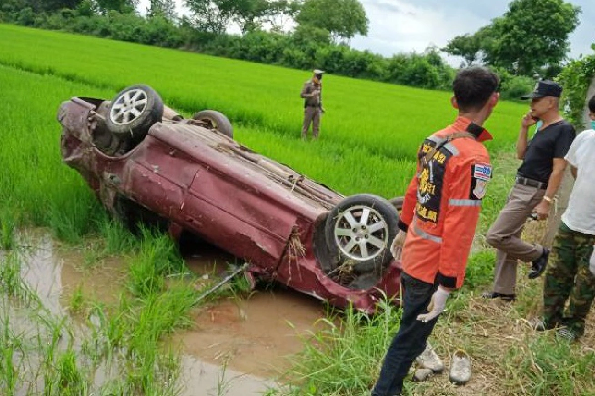 ชายวัย50ซิ่งเก๋งพลิกคว่ำล้อชี้ฟ้ากลางทุ่งนาเสียชีวิต