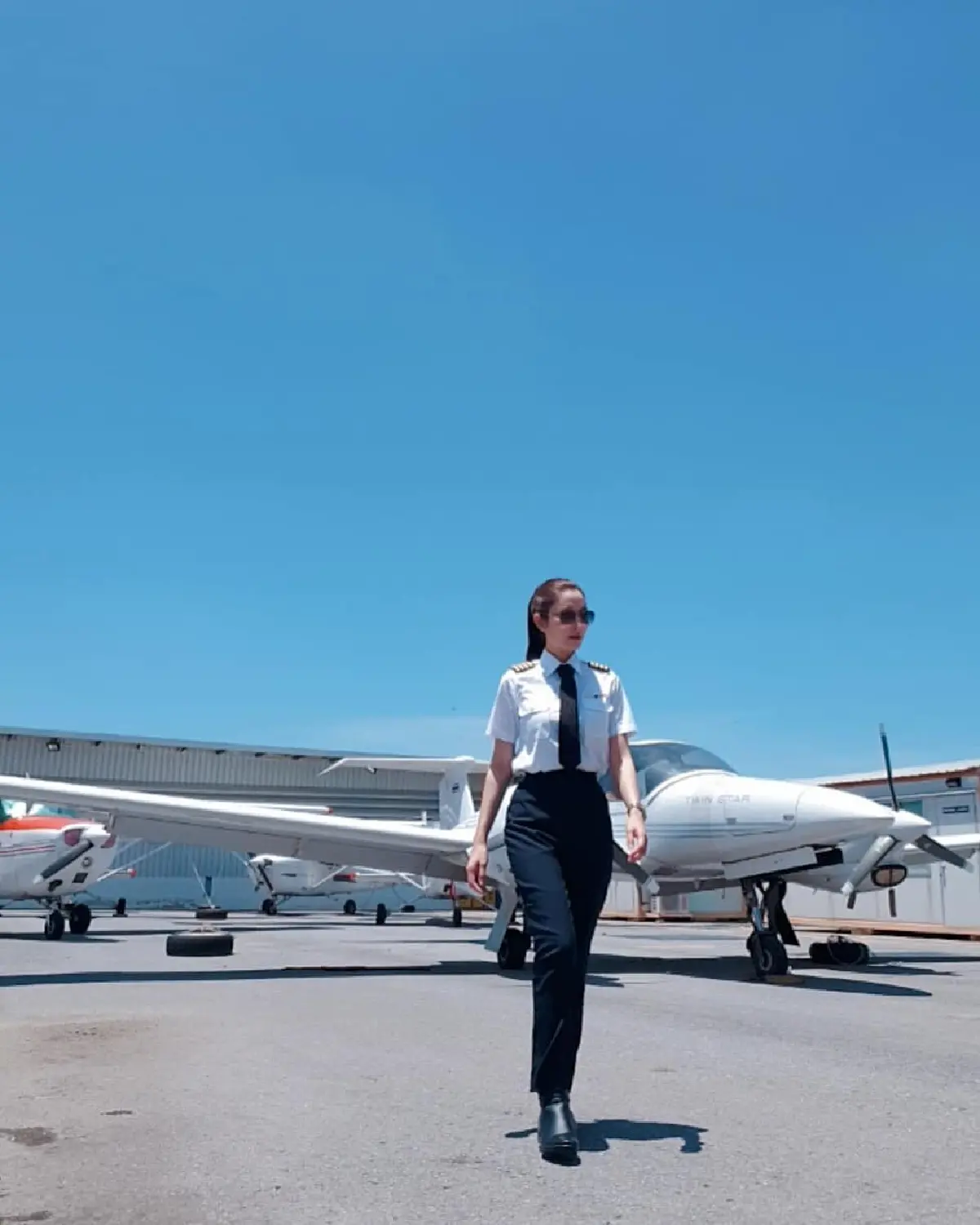 สวยเท่! แอฟ ทักษอร ในมาดนักบินเต็มยศ..เต็มที่กับทุกบทบาท