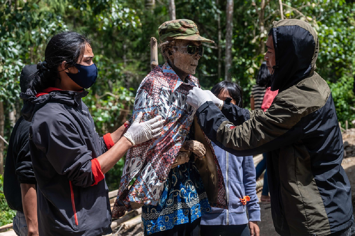 "ปลุกผี" มาแต่งตัว พิธีกรรมหาชมยากของสุลาเวสี