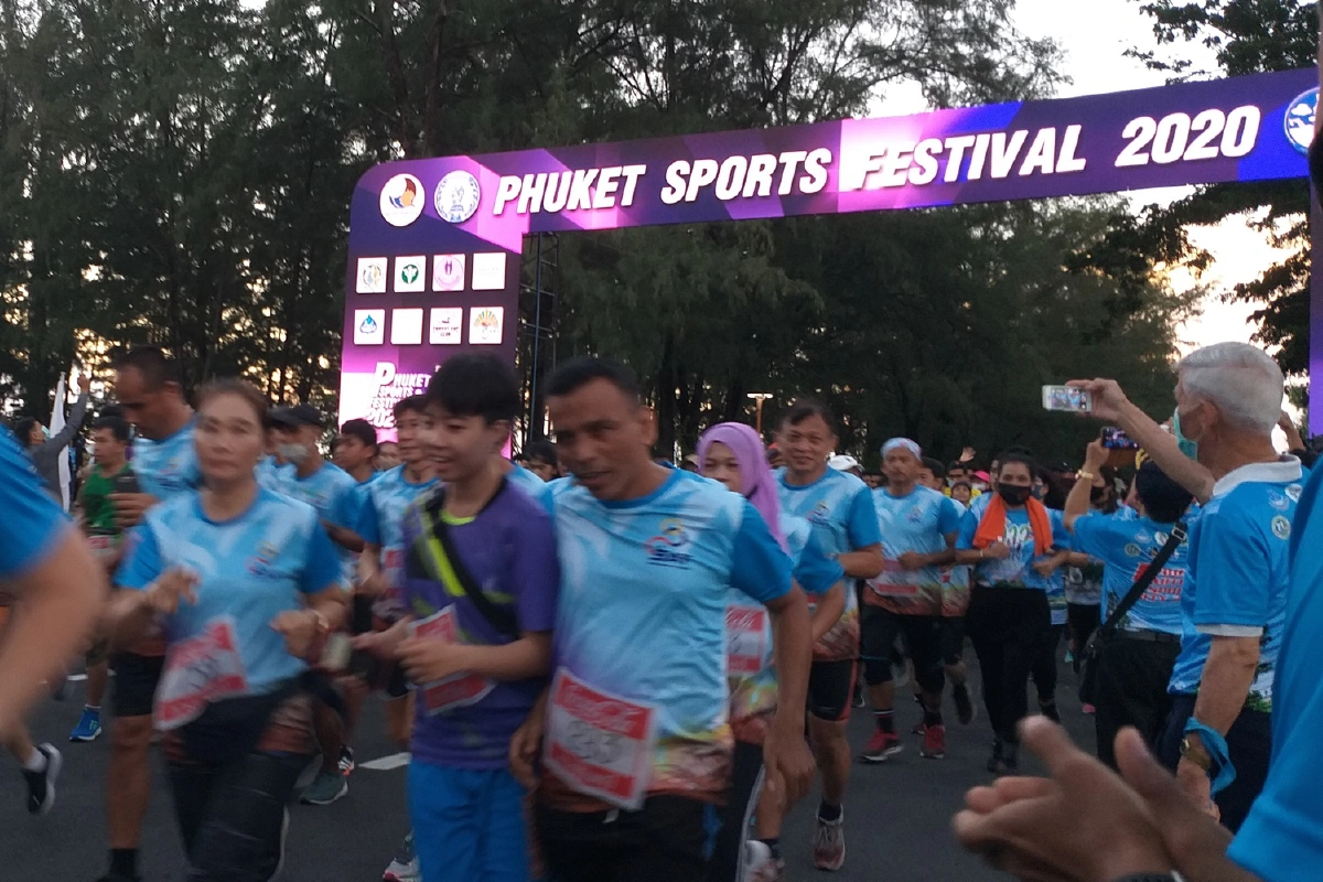 คนภูเก็ตนับพันร่วมออกกำลังกายต้านภัยโควิด-19 สู่ชีวิตวิถีใหม่