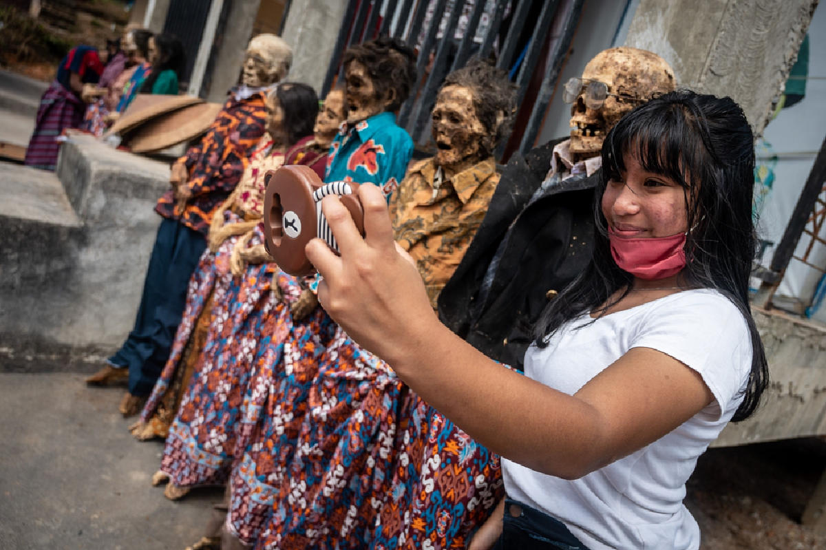 "ปลุกผี" มาแต่งตัว พิธีกรรมหาชมยากของสุลาเวสี