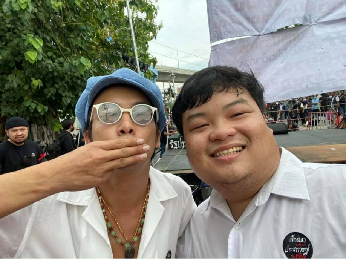 "เพนกวิน"เจอ"แอมมี่ "มือสาดสีใส่ตร.โพสต์รูปโชว์อย่างดีใจ "เพนกวิน"เจอ"แอมมี่ "มือสาดสีใส่ตร.โพสต์รูปโชว์อย่างดีใจ