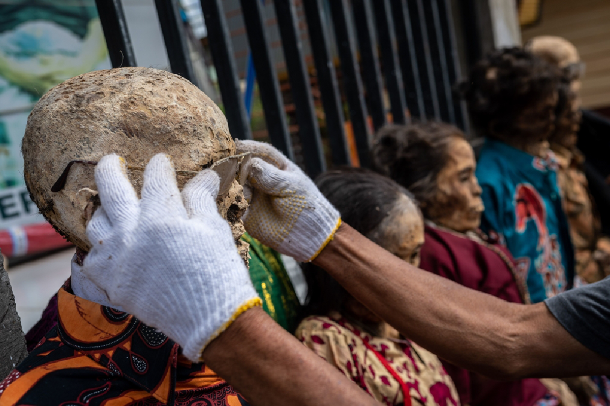 "ปลุกผี" มาแต่งตัว พิธีกรรมหาชมยากของสุลาเวสี